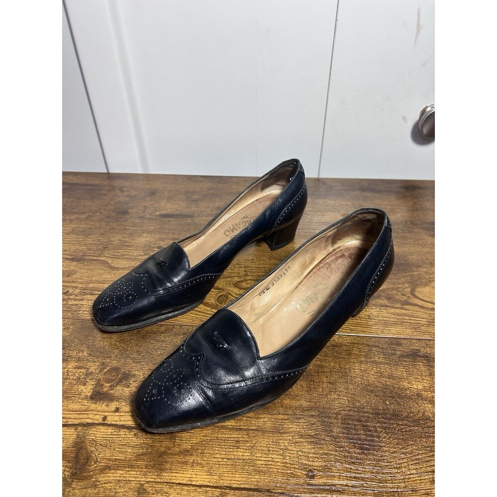 Vintage Salvatore Ferragamo Classic Dark Navy Leather Pumps Embroidered Sz 8B